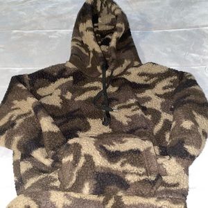 SUPER COMFY camo sweatshirt! Never worn!
